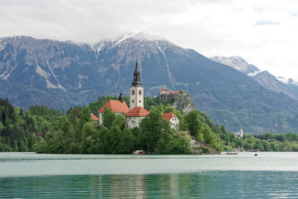 Bled Island with its church and Bled Castle on the cliff behind